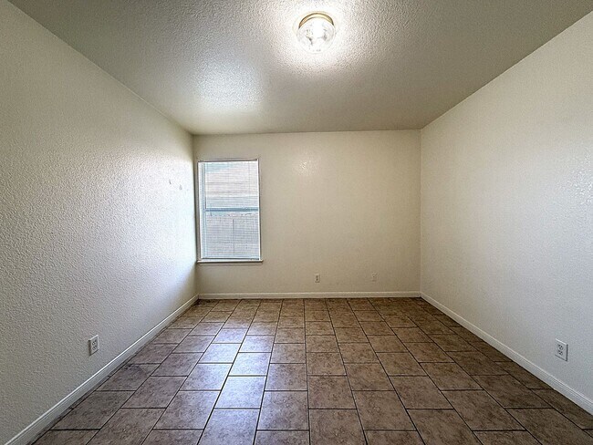 Building Photo - 1304 Cinch Dr