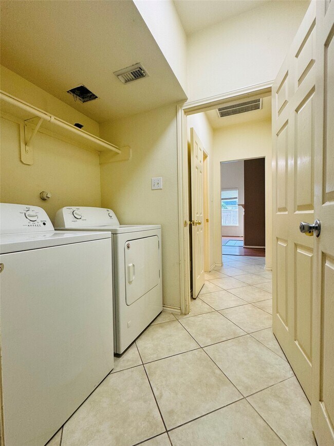 Building Photo - 931 Sierra Springs Ln