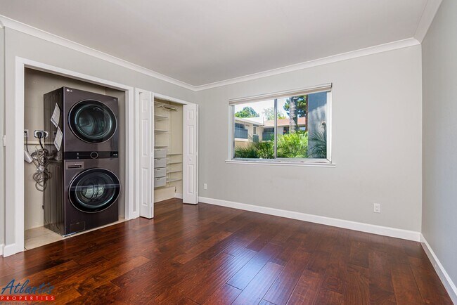 Building Photo - Lovely Condo | Private Yard | Prime Location