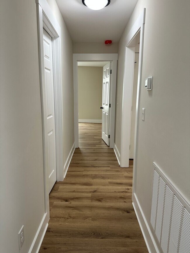 Building Photo - 102 W 15th Ave