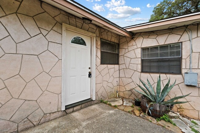 Building Photo - 9423 Aqua Dr