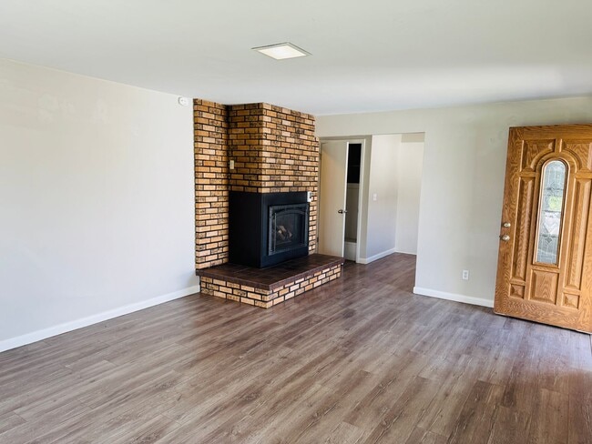 Building Photo - Dog Friendly 4 Bedroom - Billings West End