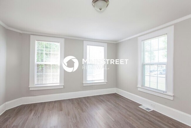 Building Photo - 4 Bedroom Pet-Friendly Home in Charlotte, NC with Main Street Renewal