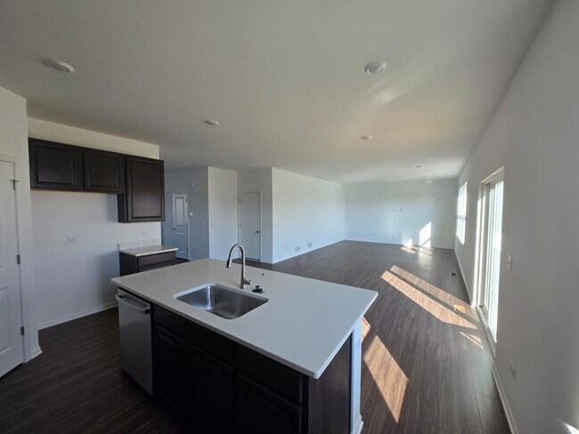 Building Photo - 348 Danforth Dr