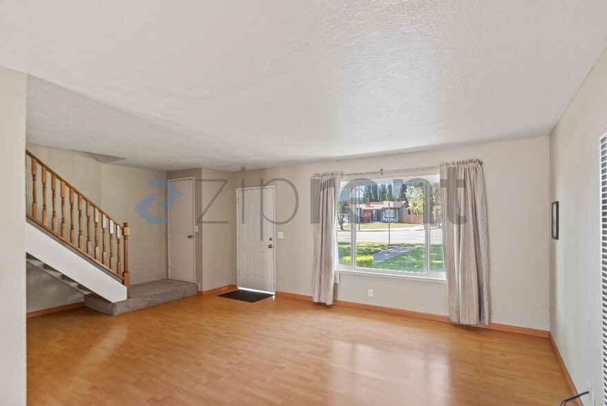 Building Photo - 3298 Cropley Ave