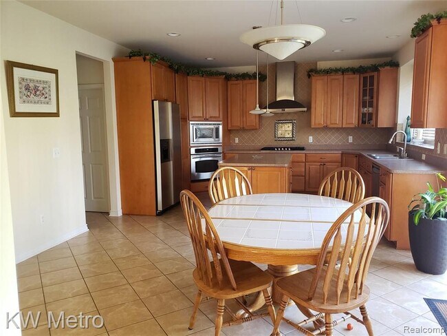 Building Photo - 1227 Letica Dr
