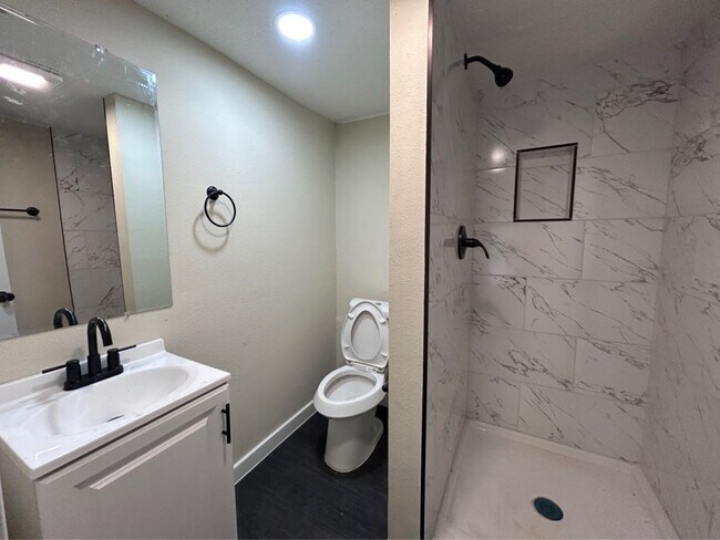 Building Photo - 7918 Woodlyn Rd