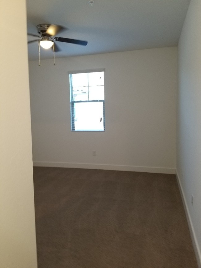 Building Photo - AMAZING TOWNHOME IN MCQUEEN AND OCOTILLO