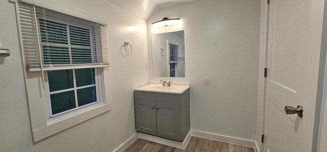 Building Photo - 210 Lincoln St