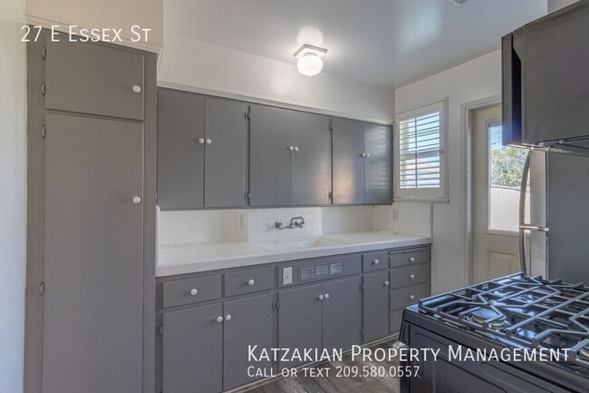 Building Photo - Stylishly Remodeled 2-Bedroom Home in Cent...