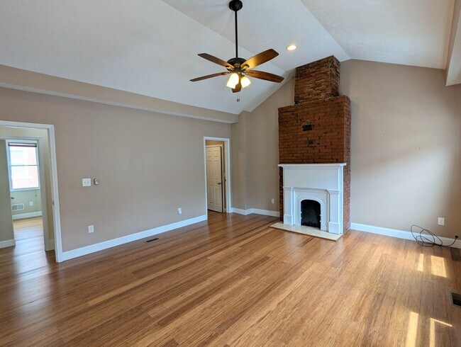 Building Photo - Spacious 2 Bedroom, 2.5 Bathroom Single Family Home (South Side Flats)