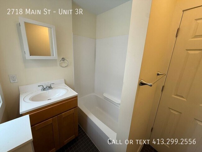 Building Photo - 2718 Main St