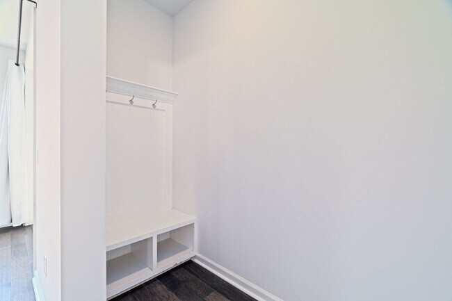 Building Photo - Cozy Living in The Ponds