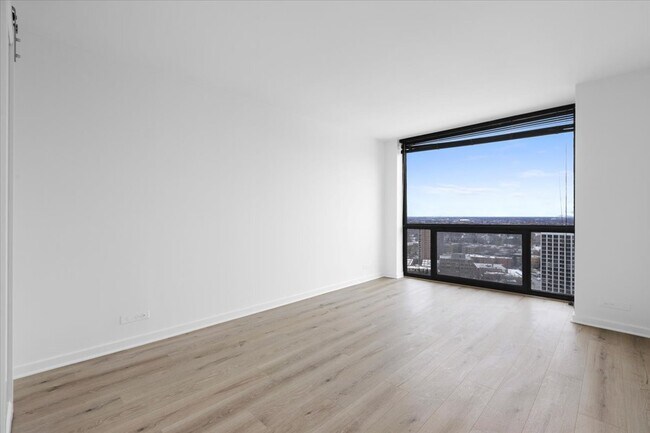 Building Photo - 4343 N Clarendon Ave