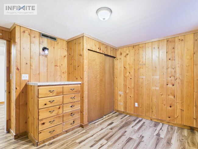 Building Photo - Four Bedroom on South Grand!