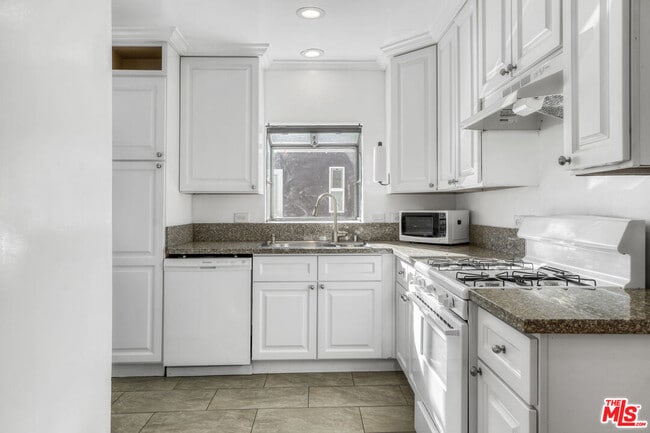 Building Photo - 10226 Regent St