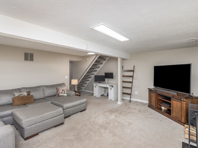 Building Photo - 6018 Alexaner Ave