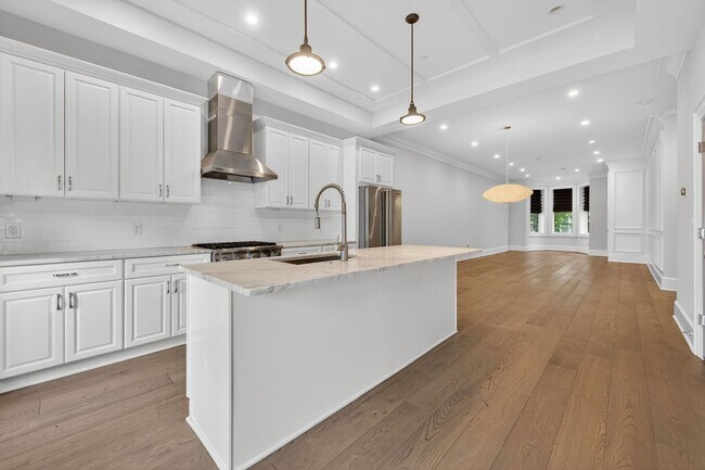 Building Photo - Available Now! 2 Bed // 2.5 Bath Between U...
