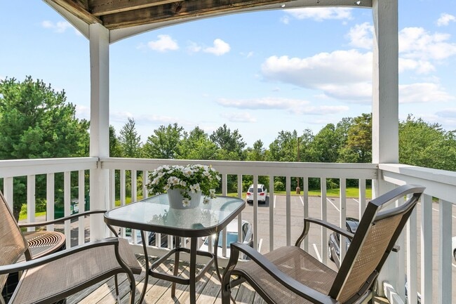 Building Photo - Two Bedroom Signature Style Apartment on t...