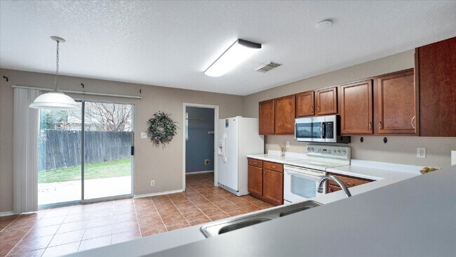 Building Photo - "Charming 3-Bedroom Home with 2 Full Baths in New Braunfels – 1,425 Sq Ft of Comfort on Cherokee ...