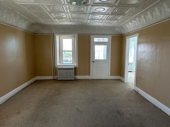 Building Photo - Four Bedroom 1.5 Bath Farm House in Hamburg