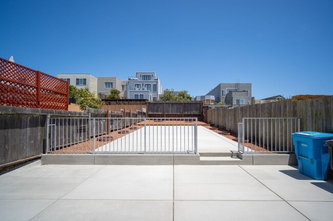 Building Photo - TOTAL REMODEL HUGE 3BR/3BA 1700sf w Garage...