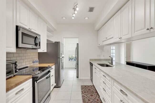 Building Photo - 7334 Pine Creek Way