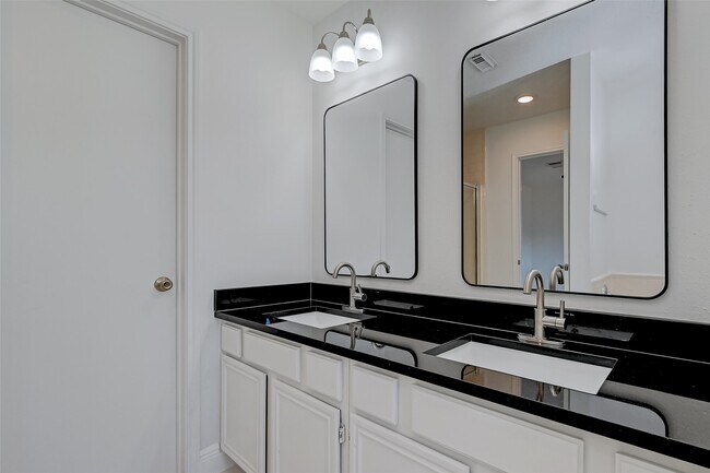 Building Photo - 16015 Surrey Woods Dr