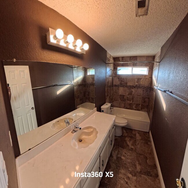 Building Photo - 1454 Cromwell Ct