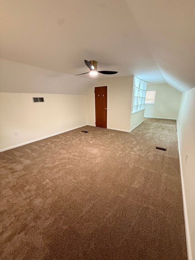 Building Photo - 631 Hampshire Rd