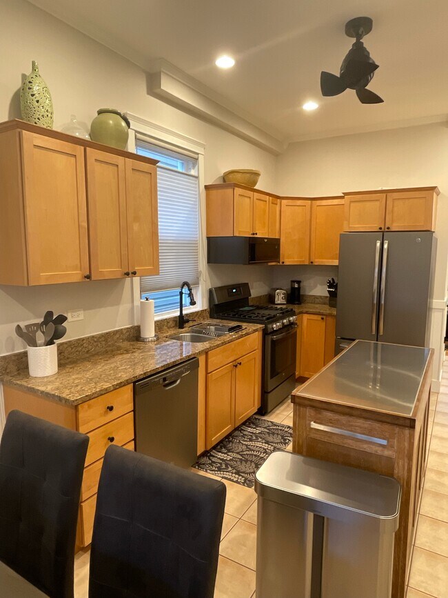 Kitchen - 2717 N Artesian Ave