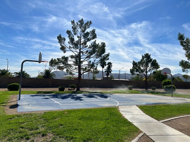 Building Photo - Spacious 2bed/ 2.5 bath Townhouse in Gated...