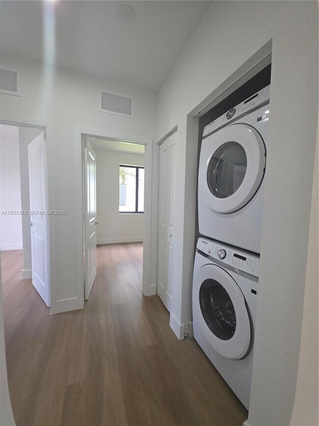 Building Photo - 1321 NW 6th Ave