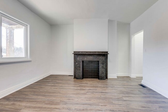 Building Photo - 328 Sweetbriar St