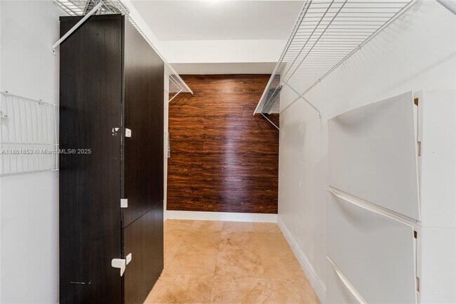 Building Photo - 19900 E Country Club Dr