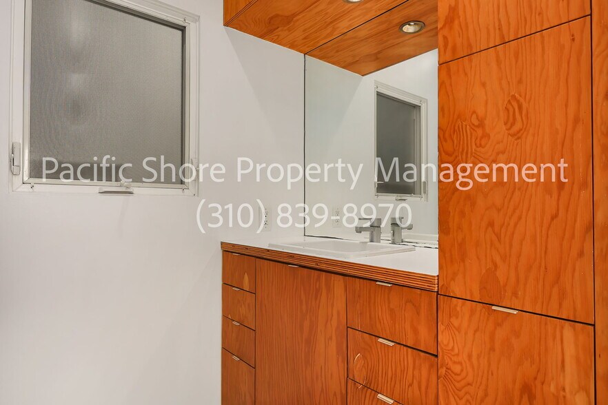 Building Photo - 545 1/2 Rose Ave