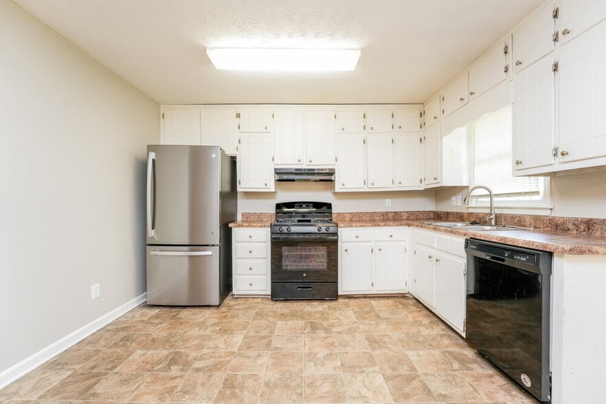 Building Photo - 4916 Cherokee Way SE