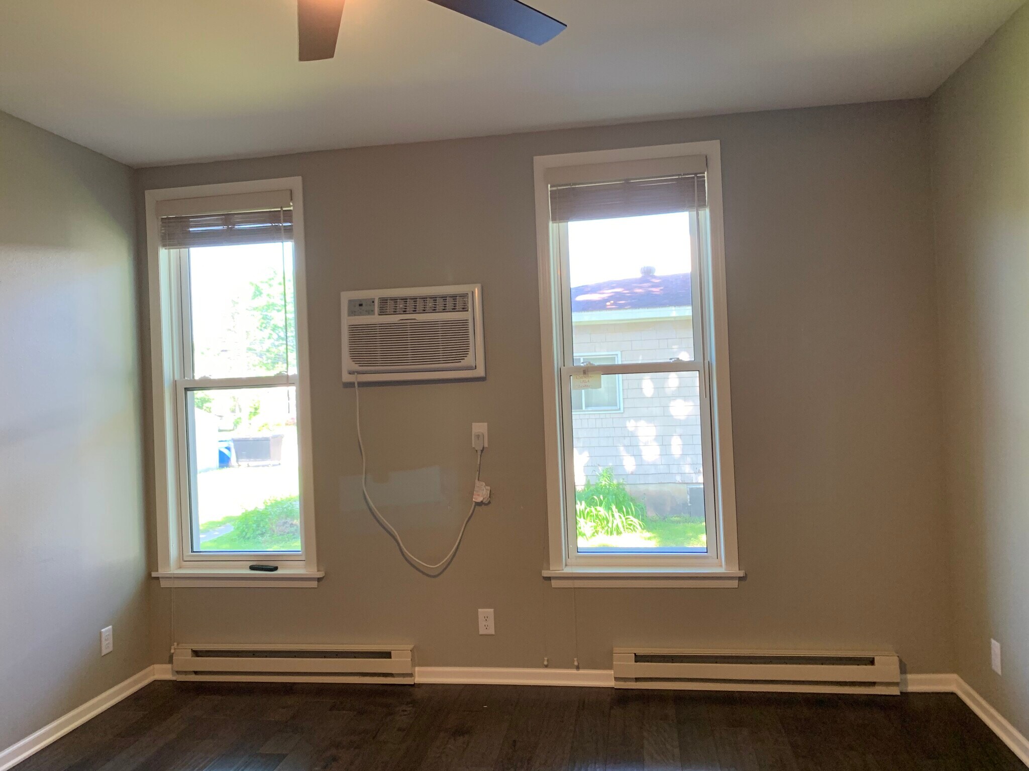 Building Photo - 465 W 5th St