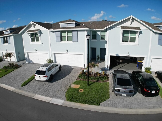Building Photo - 5784 SE Edgewater Cir