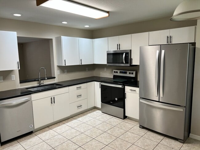 Building Photo - Three Bedroom Two 1/2 Bath condo in SW Hai...