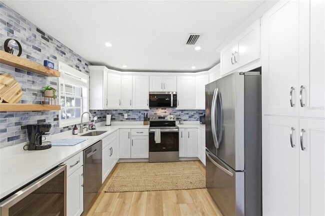 Building Photo - 201 Pompano Dr SE