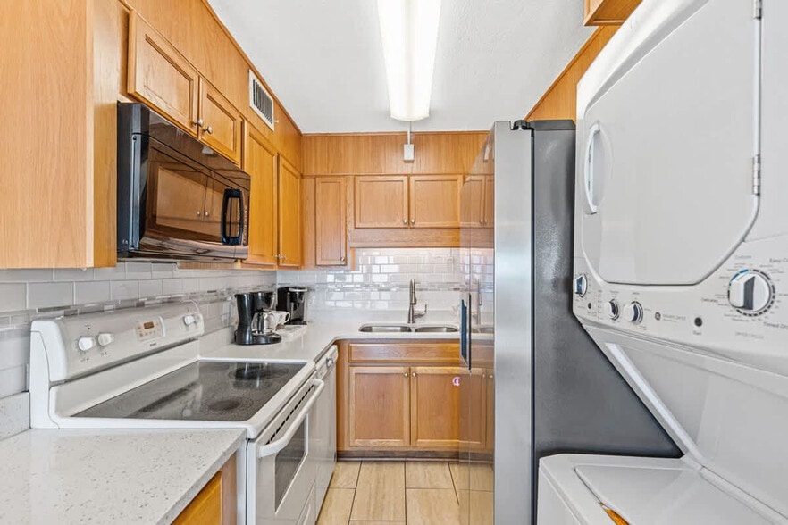 Building Photo - 8743 Thomas Dr