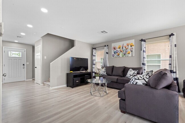 Building Photo - Cozy Furnished 3bed 3bath l Near Southern Highlands