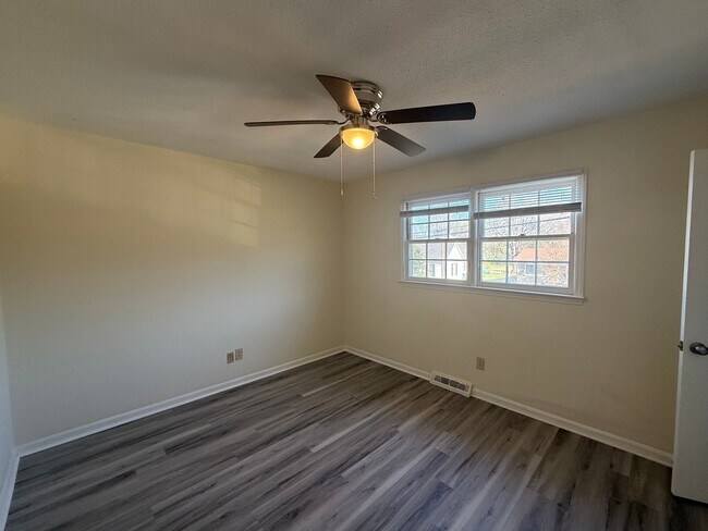 Building Photo - Two bedroom, 1.5 bath in Graham--McAden Pl...