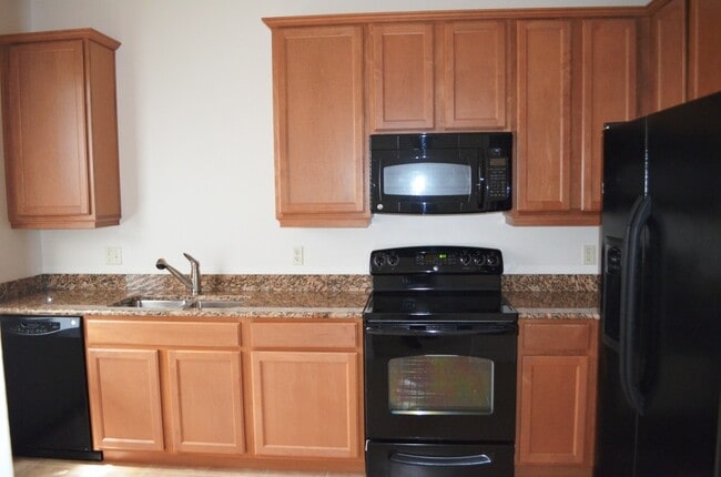 Building Photo - Spacious 3-Bedroom, 2.5-Bath Townhouse wit...