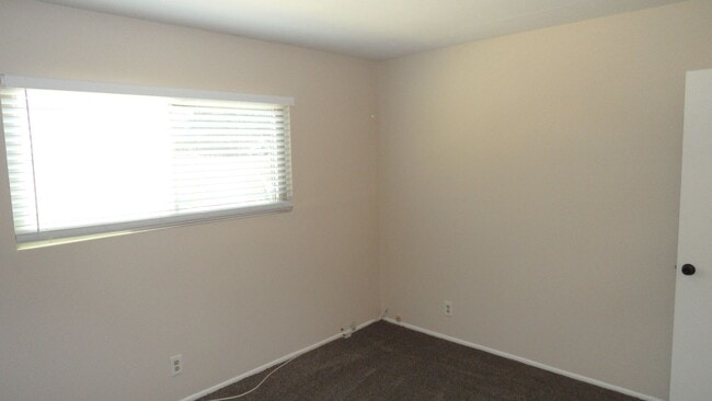 Building Photo - Spacious 6 Bedroom, 3 Bathroom, Single Fam...