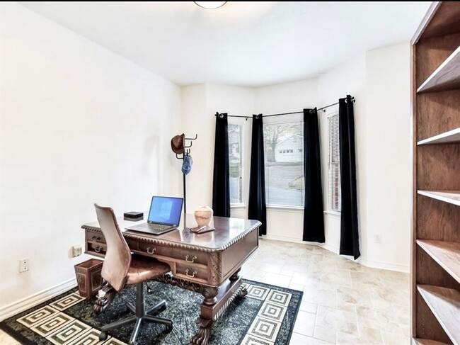 Building Photo - 9326 Knoll Crest Loop