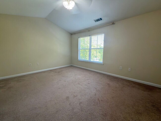 Building Photo - NOW AVAILABLE!  3 bedroom/3 bath condo for RENT!  $2400 per month - Free Shuttle to UTK campus!