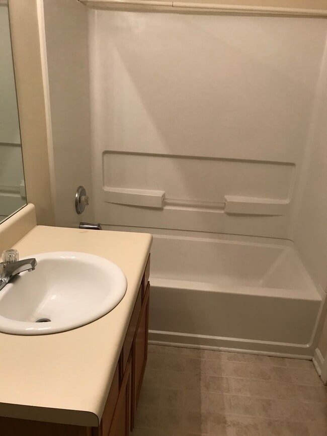 Building Photo - Beautiful Total Electric 3 Bedroom 2.5 Bath Townhome