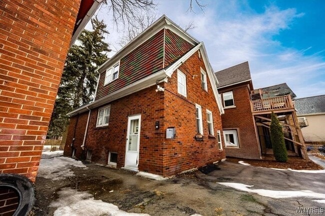Building Photo - 1801 Niagara St